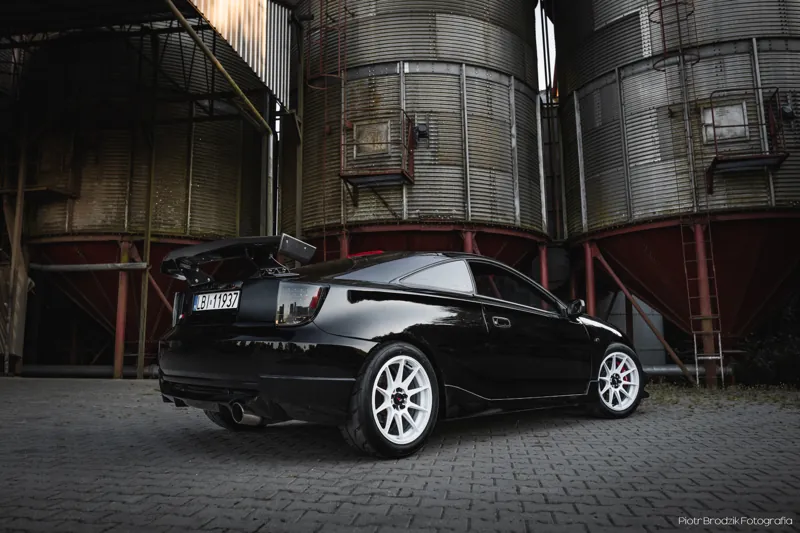 Rear three-quarter view with the Varis Arising III spoiler